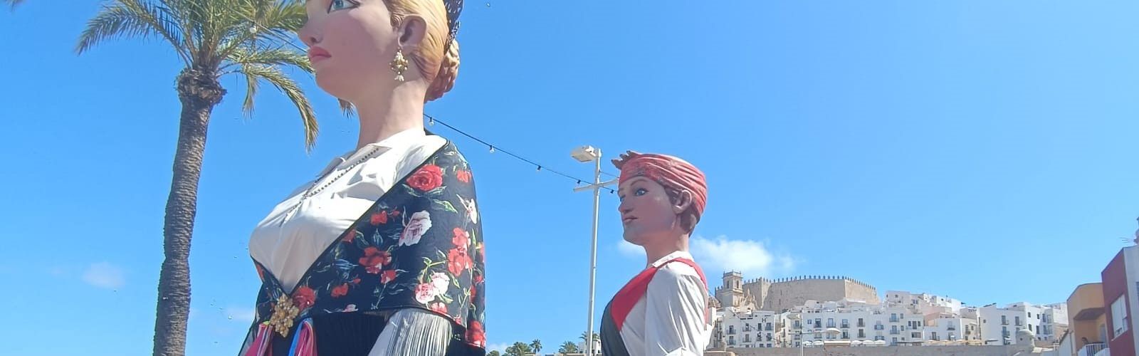 Geganters de Vinaròs en el començament de les festes de Peníscola
