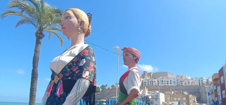 Geganters de Vinaròs en el començament de les festes de Peníscola