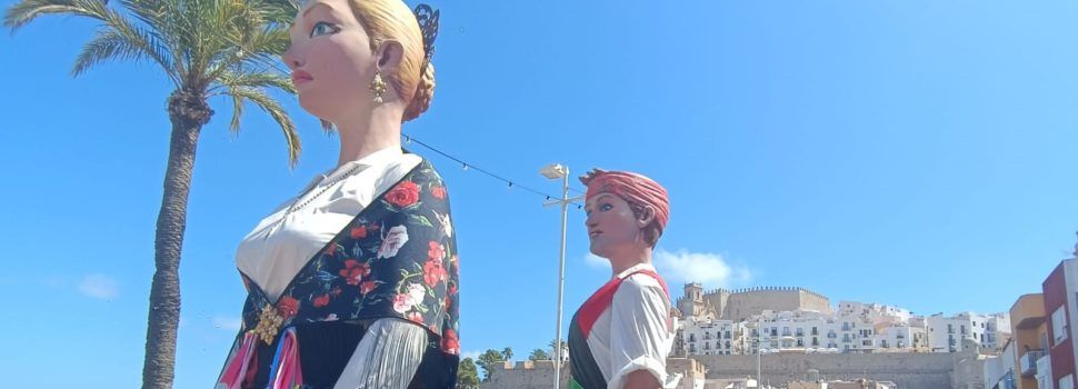 Geganters de Vinaròs en el començament de les festes de Peníscola