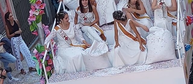 Desfilada de carrosses en les Quinquennals d’Ulldecona