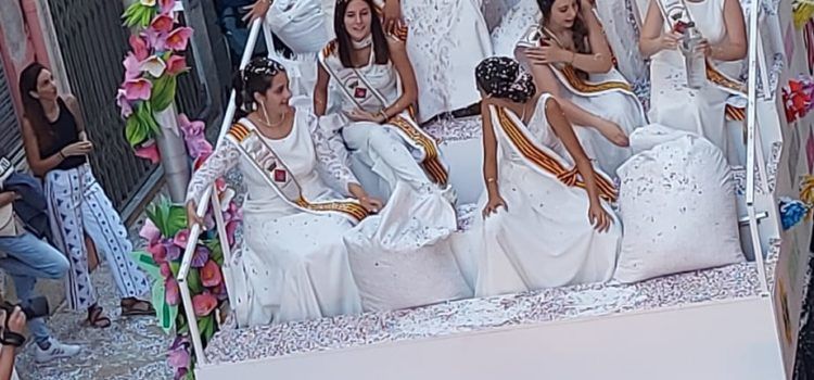 Desfilada de carrosses en les Quinquennals d’Ulldecona