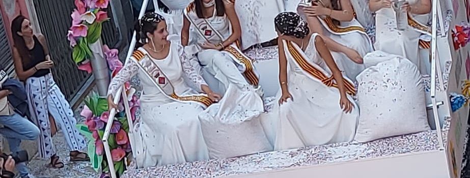 Desfilada de carrosses en les Quinquennals d’Ulldecona