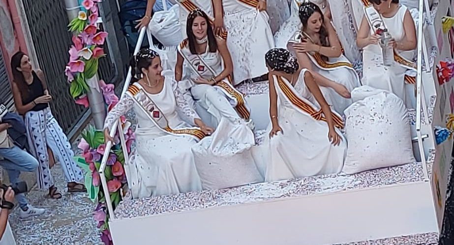 Desfilada de carrosses en les Quinquennals d’Ulldecona