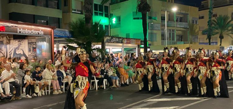 La Asociación Cultural de Moros y Cristianos de Peñíscola celebra su Desfile de Entrada