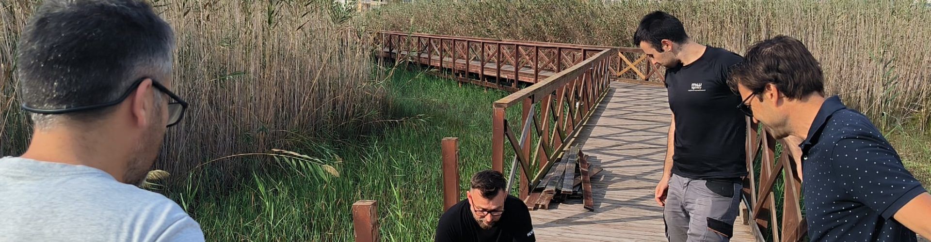 El Ayuntamiento de Peñíscola repara desperfectos por vandalismo en la pasarela del humedal
