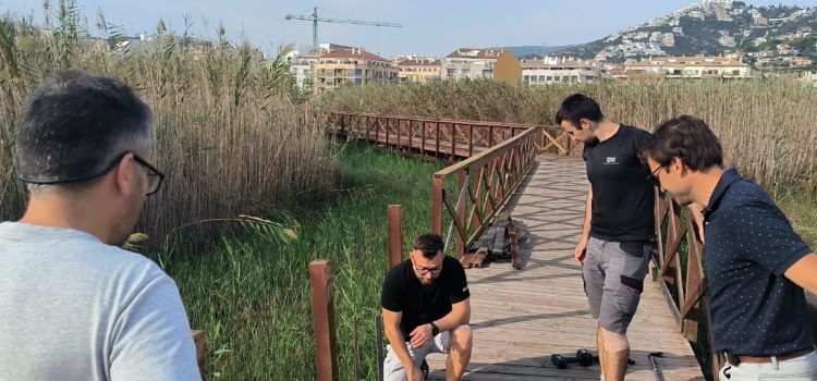 El Ayuntamiento de Peñíscola repara desperfectos por vandalismo en la pasarela del humedal