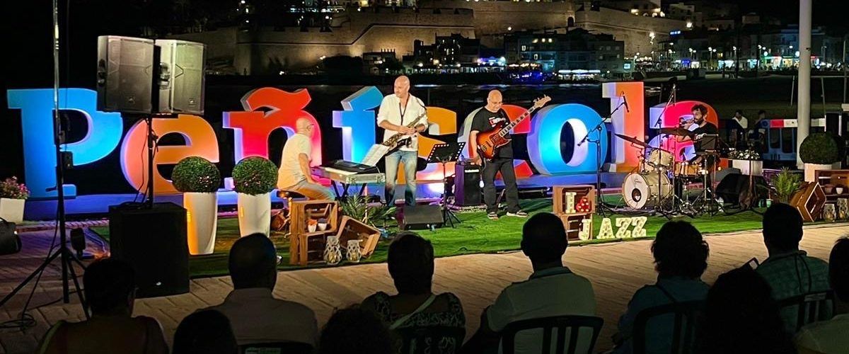Un nombrós públic entregat i participatiu gaudeix a Peníscola de l’Street Jazz Weekend