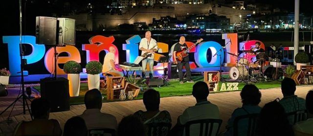 Un nombrós públic entregat i participatiu gaudeix a Peníscola de l’Street Jazz Weekend