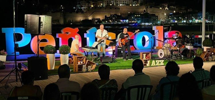 Un nombrós públic entregat i participatiu gaudeix a Peníscola de l’Street Jazz Weekend