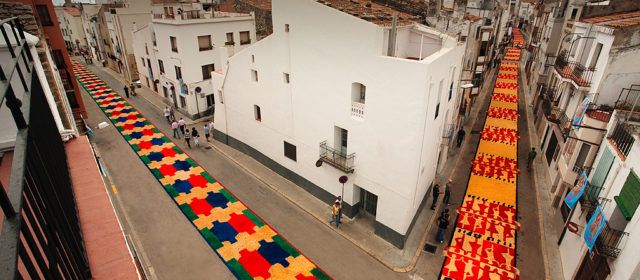 La Sénia s’omple de colors i catifes per celebrar la Festa de la Mare de Déu de Pallerols