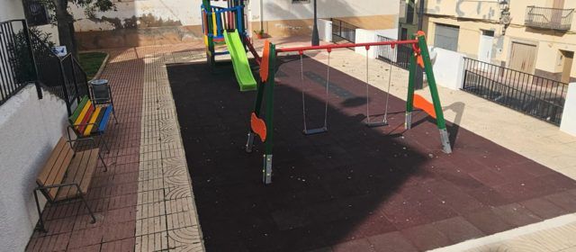 L’Ajuntament de Càlig renova el parc infantil de la plaça Blasco Ibáñez