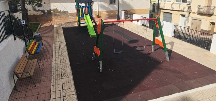 L’Ajuntament de Càlig renova el parc infantil de la plaça Blasco Ibáñez