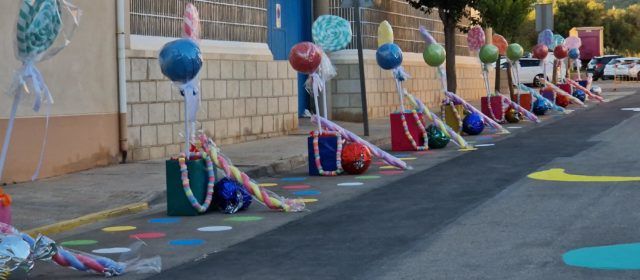 Vídeos i fotos dels carrers adornats del primer sector a Alcanar