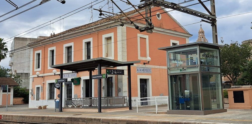 L’Ajuntament d’Alcalà-Alcossebre convoca ajudes econòmiques per a desplaçaments amb tren i autobús dels estudiants