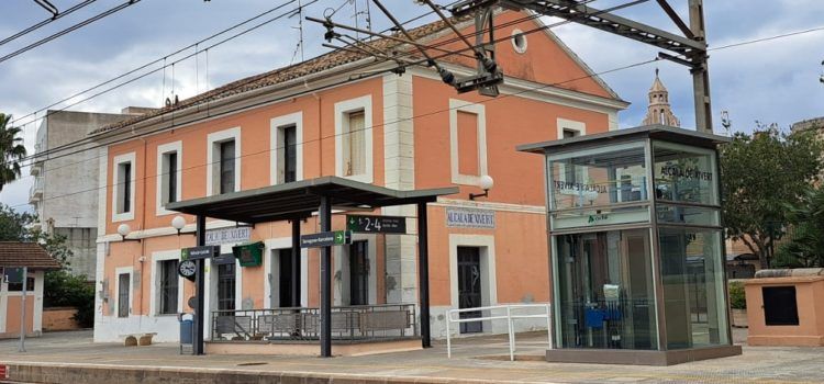 L’Ajuntament d’Alcalà-Alcossebre convoca ajudes econòmiques per a desplaçaments amb tren i autobús dels estudiants