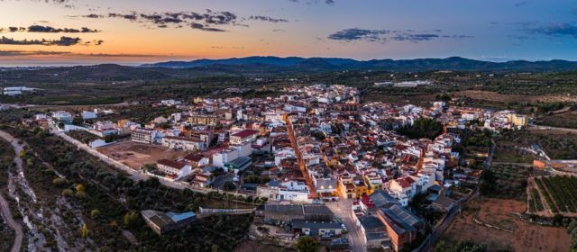 L’Ajuntament de Càlig aprova l’actualització de l’IBI i la taxa de residus per a millorar els serveis municipals i acatar la normativa europea del fem