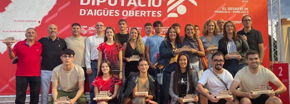 El C.N. Vinaròs arreplega el trofeu guanyador de la Copa Diputació d’Aigües Obertes