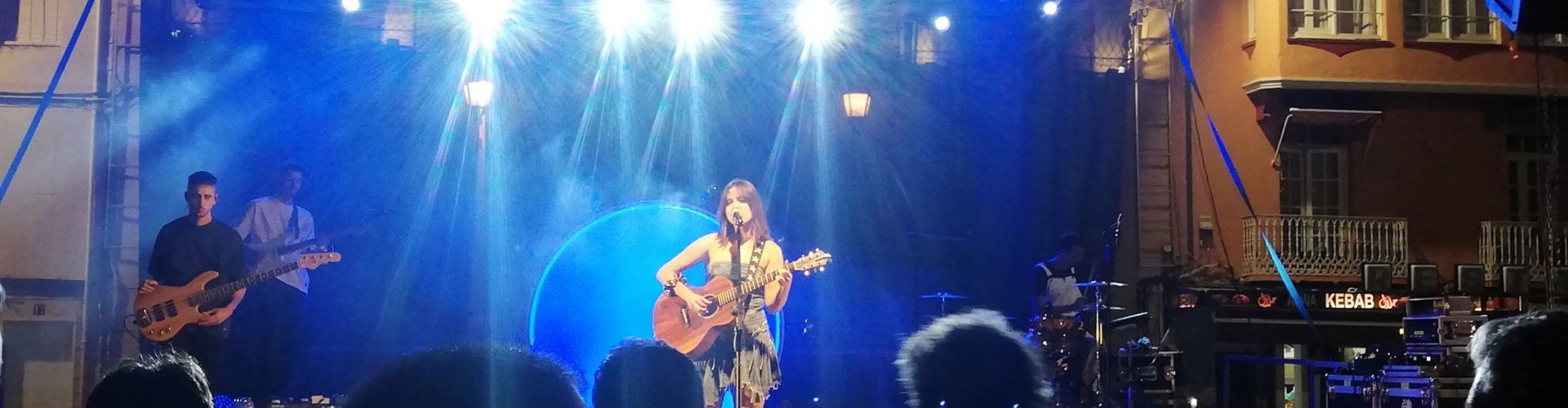 La cantautora vinarossenca Esther porta la seua música al 9 d’octubre benicarlando