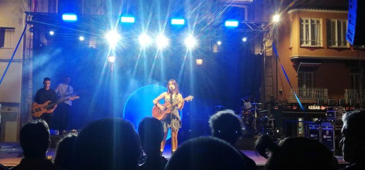 La cantautora vinarossenca Esther porta la seua música al 9 d’octubre benicarlando