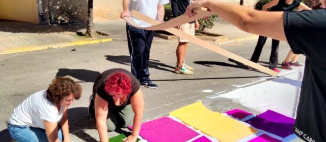 Preparant les catifes de les Quinquennals d’Alcanar