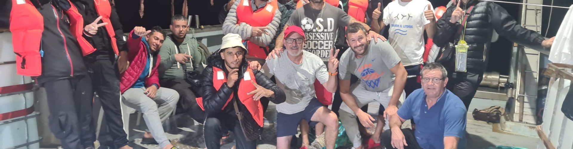 Una barca de Vinaròs rescata tretze migrants navegant en un bot a la deriva