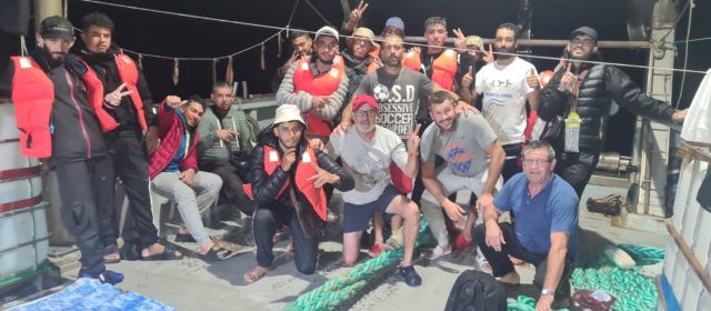 Una barca de Vinaròs rescata tretze migrants navegant en un bot a la deriva