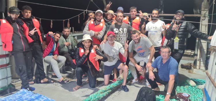 Una barca de Vinaròs rescata tretze migrants navegant en un bot a la deriva