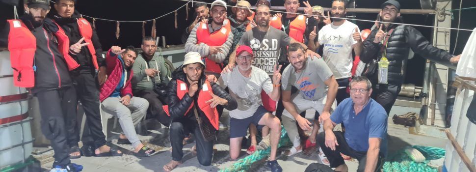 Una barca de Vinaròs rescata tretze migrants navegant en un bot a la deriva