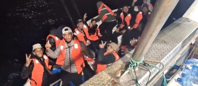 Aurora Grup de Suport felicita a la tripulació del vaixell Pauner per salvar 13 persones a la deriva