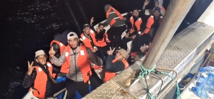 Aurora Grup de Suport felicita a la tripulació del vaixell Pauner per salvar 13 persones a la deriva