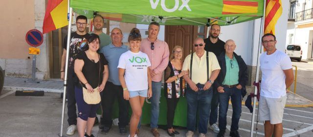 VOX Vinaroz participa en la mesa informativa de VOX Càlig