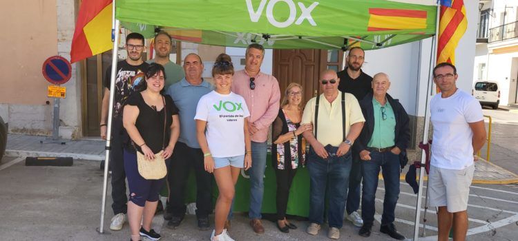 VOX Vinaroz participa en la mesa informativa de VOX Càlig