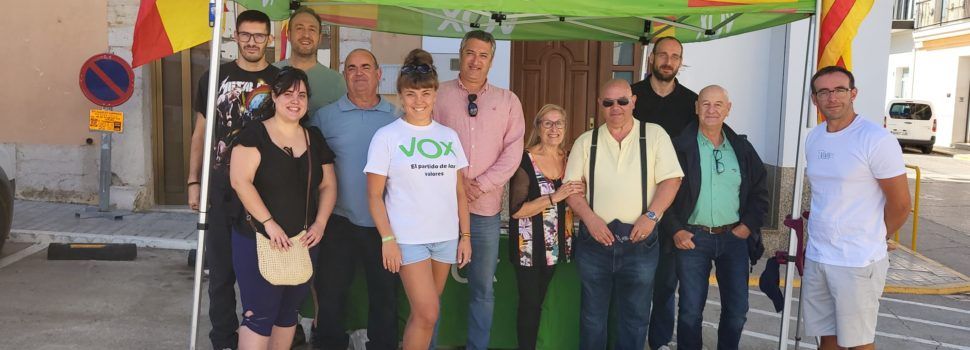 VOX Vinaroz participa en la mesa informativa de VOX Càlig