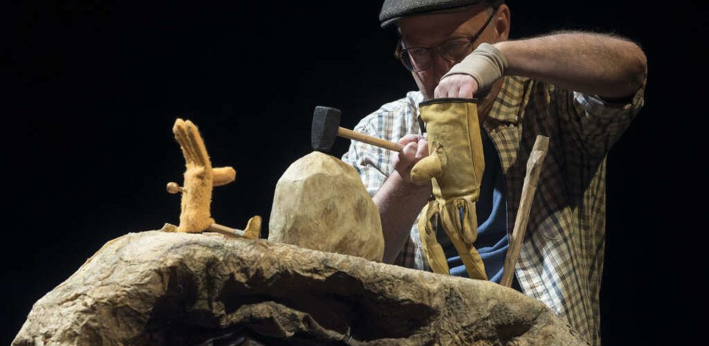 Tian Gombau mostra el seu teatre visual i d’objectes a Amposta amb “Mon pare cremava pedres”