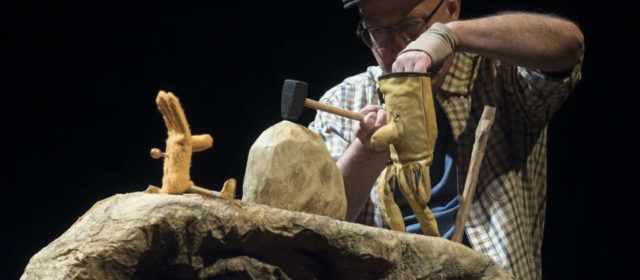 Tian Gombau mostra el seu teatre visual i d’objectes a Amposta amb “Mon pare cremava pedres”