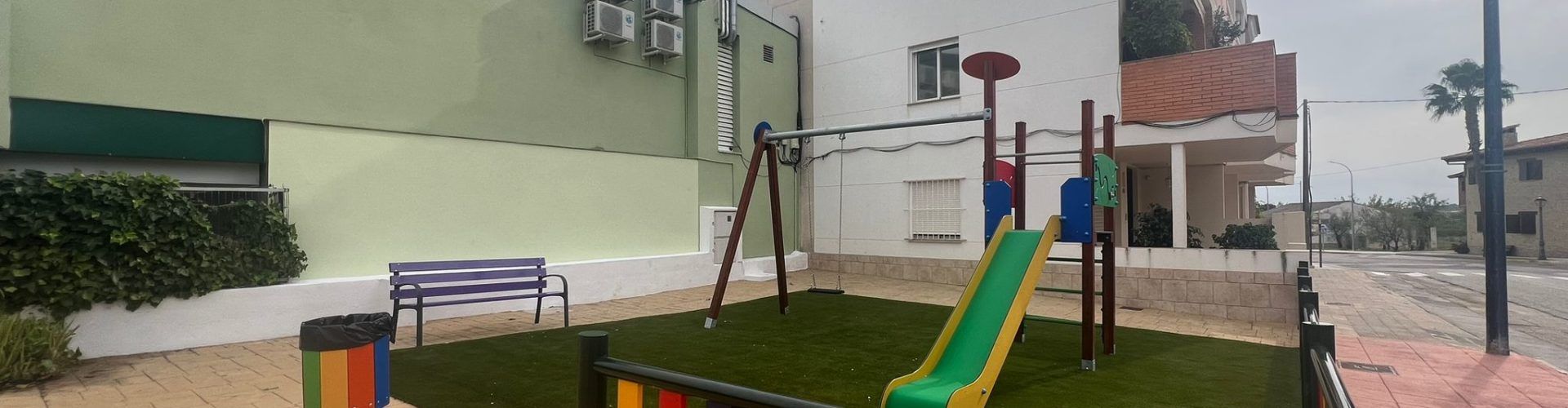 Finalitzen les obres del nou parc infantil a l’avinguda de la Constitució de Càlig