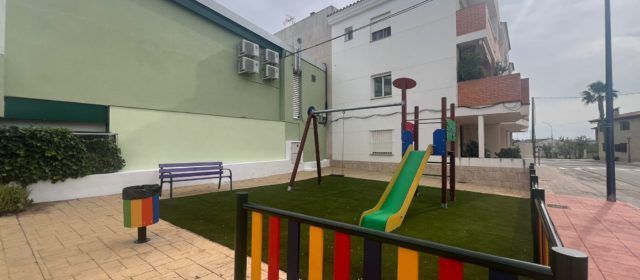 Finalitzen les obres del nou parc infantil a l’avinguda de la Constitució de Càlig