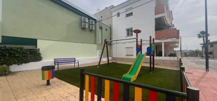 Finalitzen les obres del nou parc infantil a l’avinguda de la Constitució de Càlig