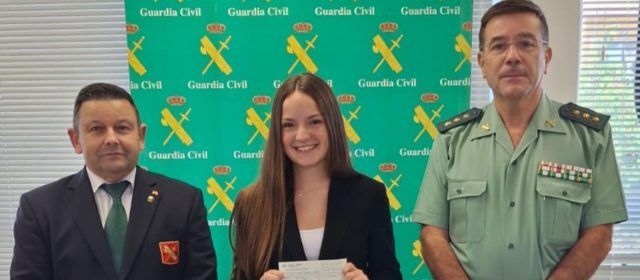 María Ramos Albiol, del IES Alfred Ayza de Peñiscola, recibe en el cuartel de Vinaròs el “Premio Habecu Excelencia Académica”