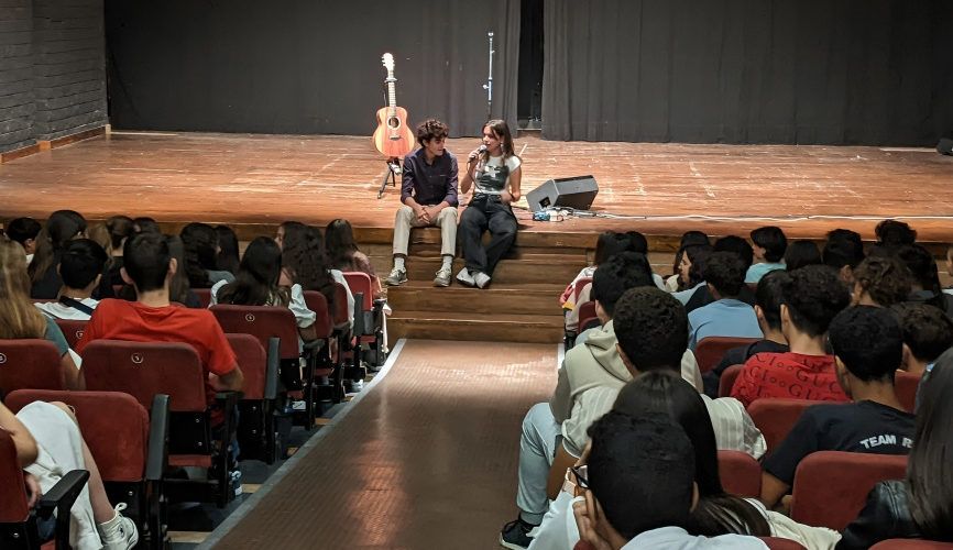 Xarrada-concert de la cantautora vinarossenca Esther per a alumnes de secundària benicarlandos