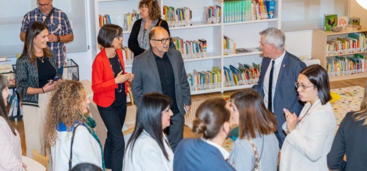 Més de 200 persones participen en la reobertura de la Biblioteca Comarcal Sebastià Juan Arbó
