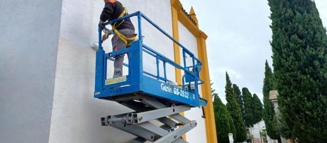 Benicarló intensifica els treballs de millora i manteniment del Cementeri per a Tots Sants