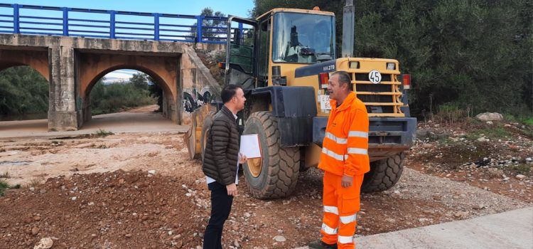 El Consorci Provincial de Bombers repara a Vinaròs camins afectats per la DANA
