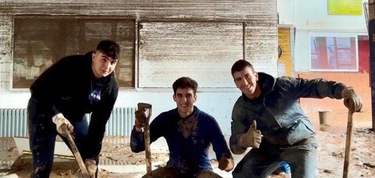 Dos benicarlandos es desplacen fins a Utiel per ajudar el seu amic