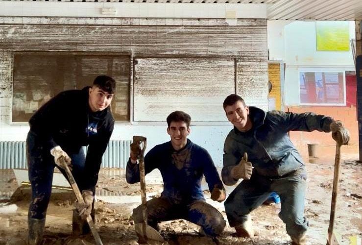 Dos benicarlandos es desplacen fins a Utiel per ajudar el seu amic