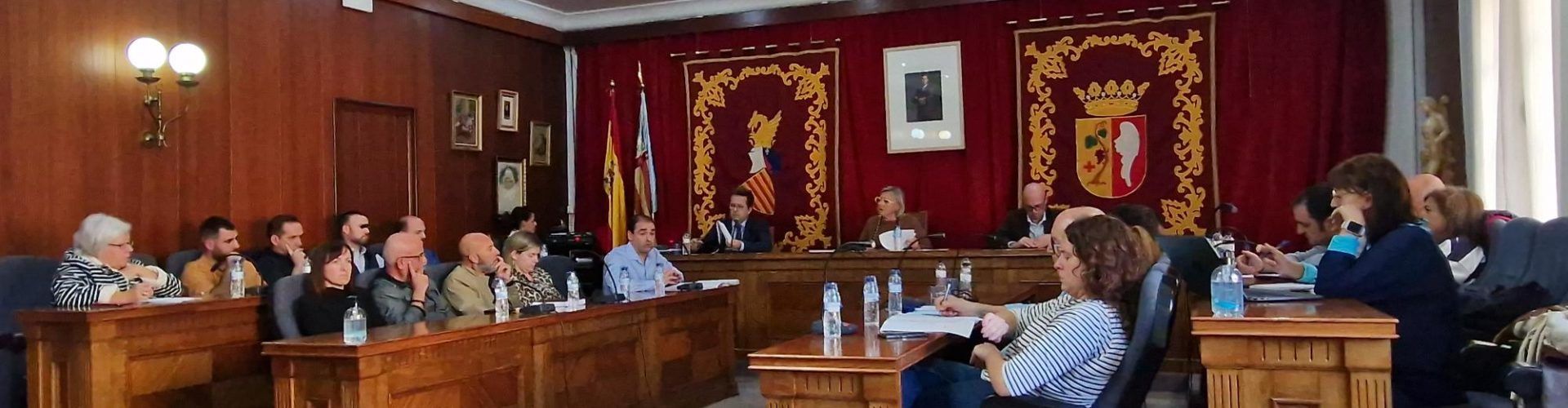 El ple de Vinaròs aprova una operació de préstec per financiar inversions i una declaració en suport de les víctimes de la DANA