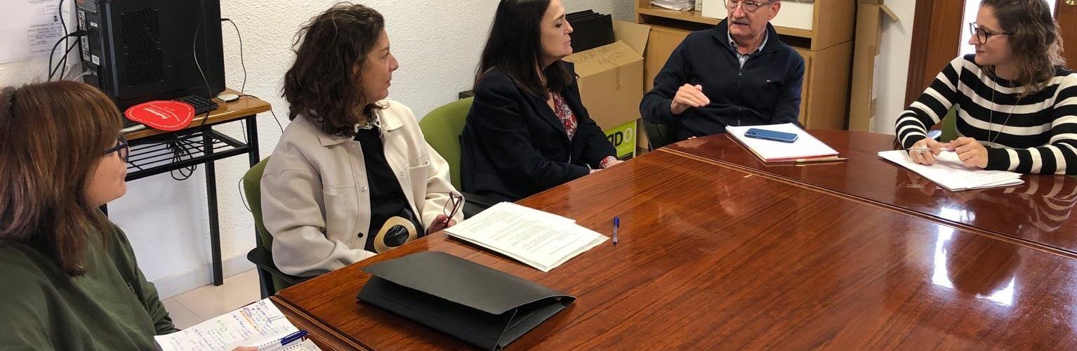 Reunió a l’Ajuntament d’Alcalà de Xivert per tractar millores en equipament i personal al centre de salut d’Alcalà