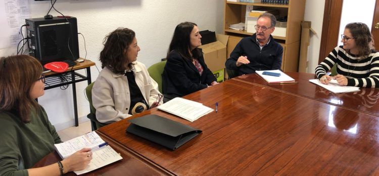Reunió a l’Ajuntament d’Alcalà de Xivert per tractar millores en equipament i personal al centre de salut d’Alcalà