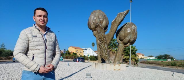 Benicarló millora l’estètica i funcionalitat de la rotonda de la Carxofa, un punt d’accés clau al municipi