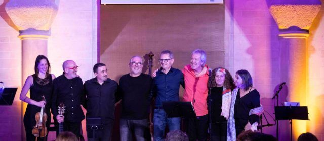 Arturo Gaya fa seues les paraules d’Abu Bakr en la presentació en directe del seu disc ‘Ets tan pobre que només tens diners’